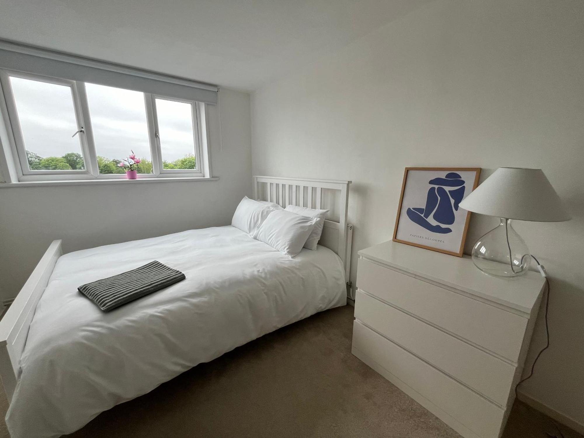 Spacious 2 Bed Flat Near Elizabeth Line Lägenhet *
