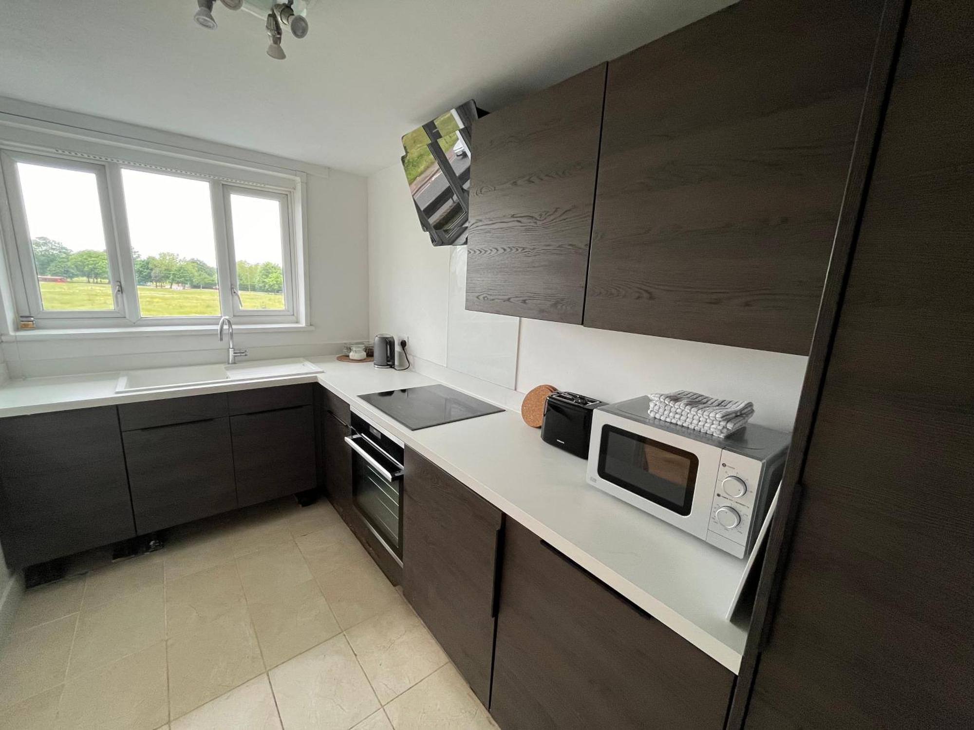 Spacious 2 Bed Flat Near Elizabeth Line Lägenhet London