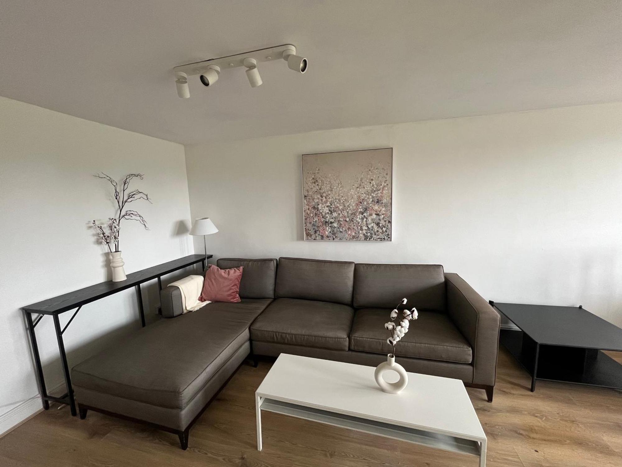 Spacious 2 Bed Flat Near Elizabeth Line Lägenhet *