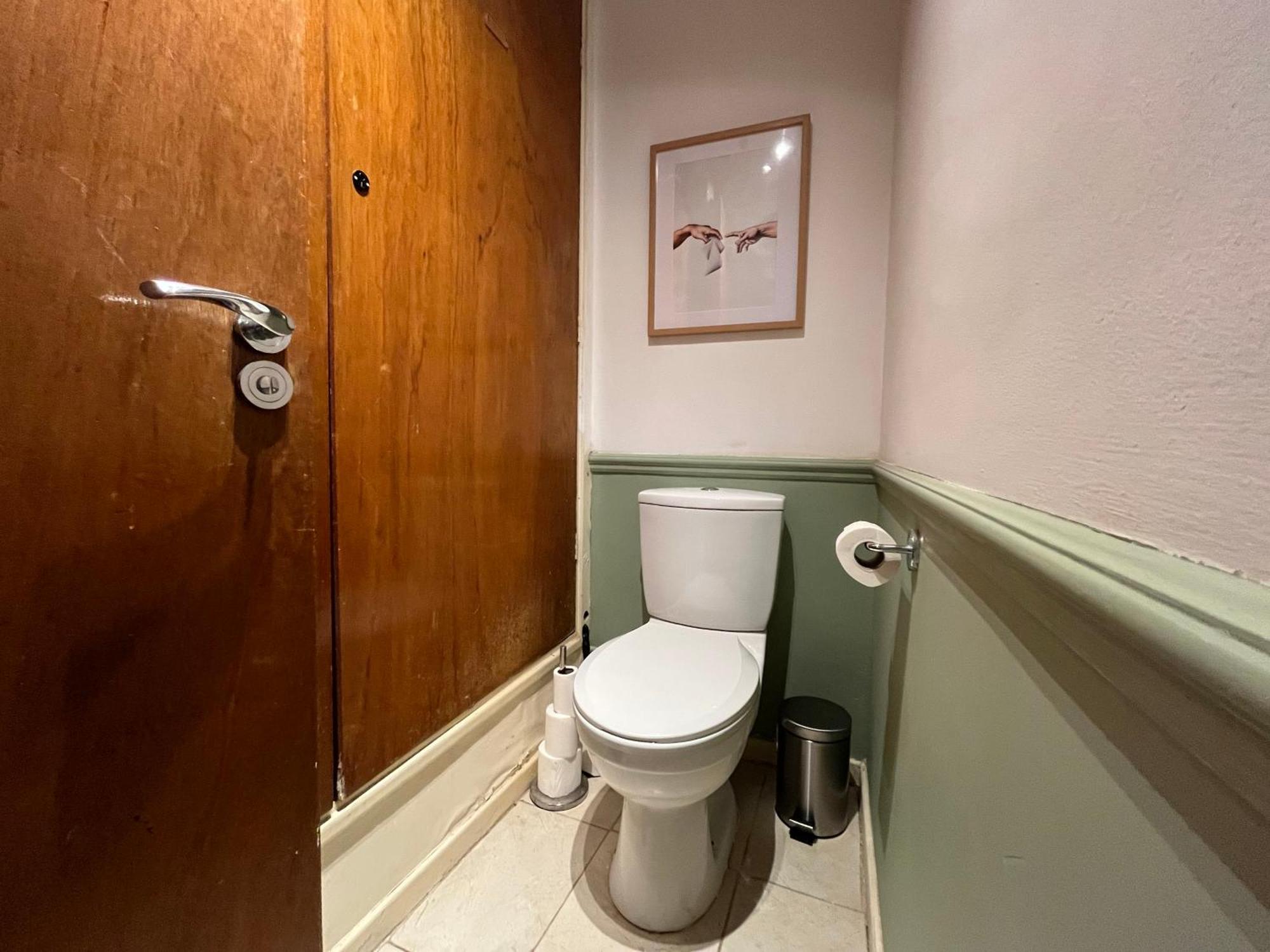 Spacious 2 Bed Flat Near Elizabeth Line Lägenhet London
