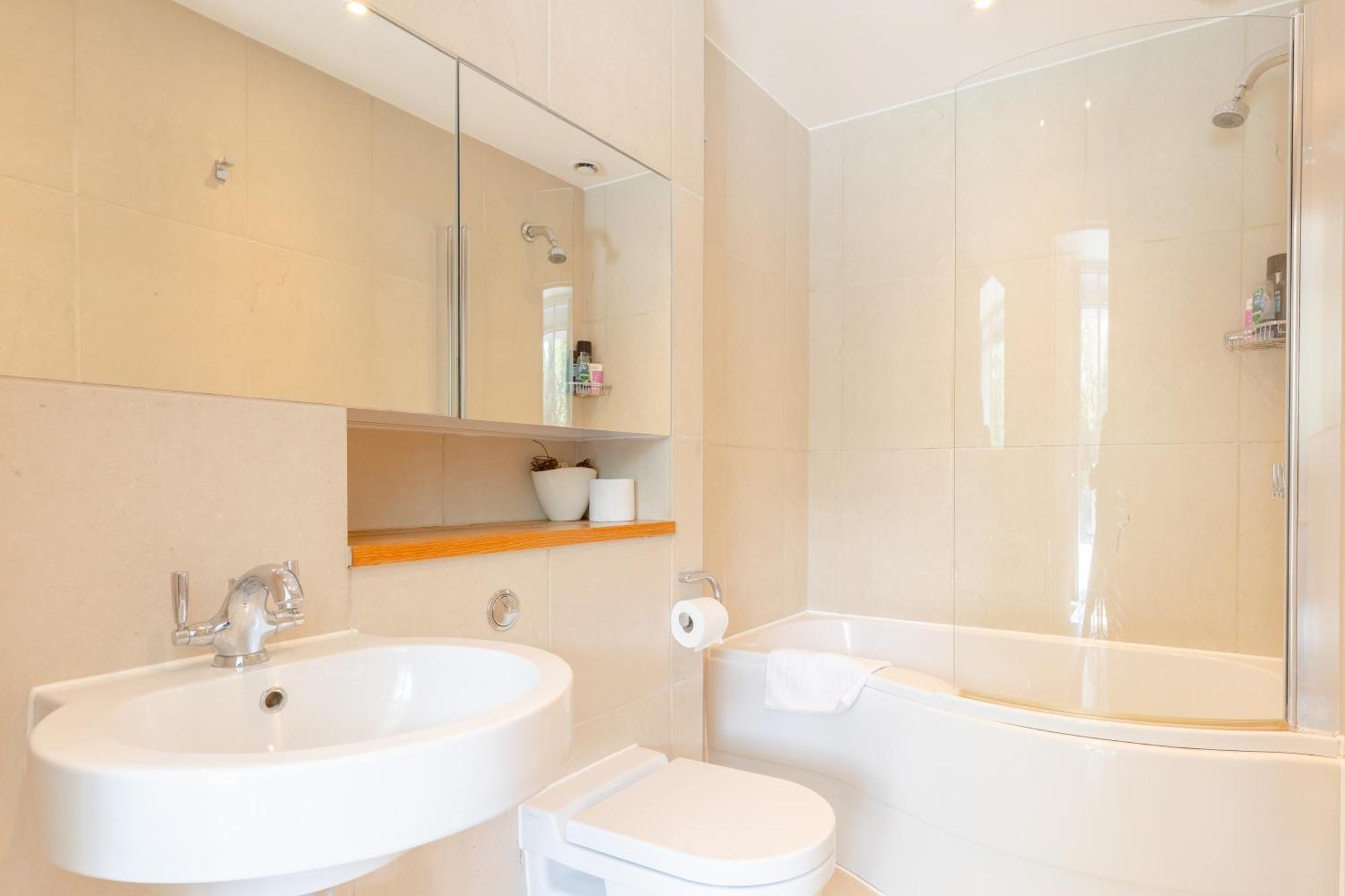 Minimal With Views Over Battersea Park * Londen
