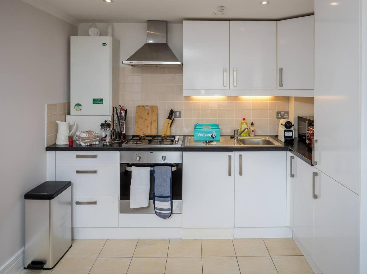 Modern Luxury Apartment, Sleeps Five, Barons Court London