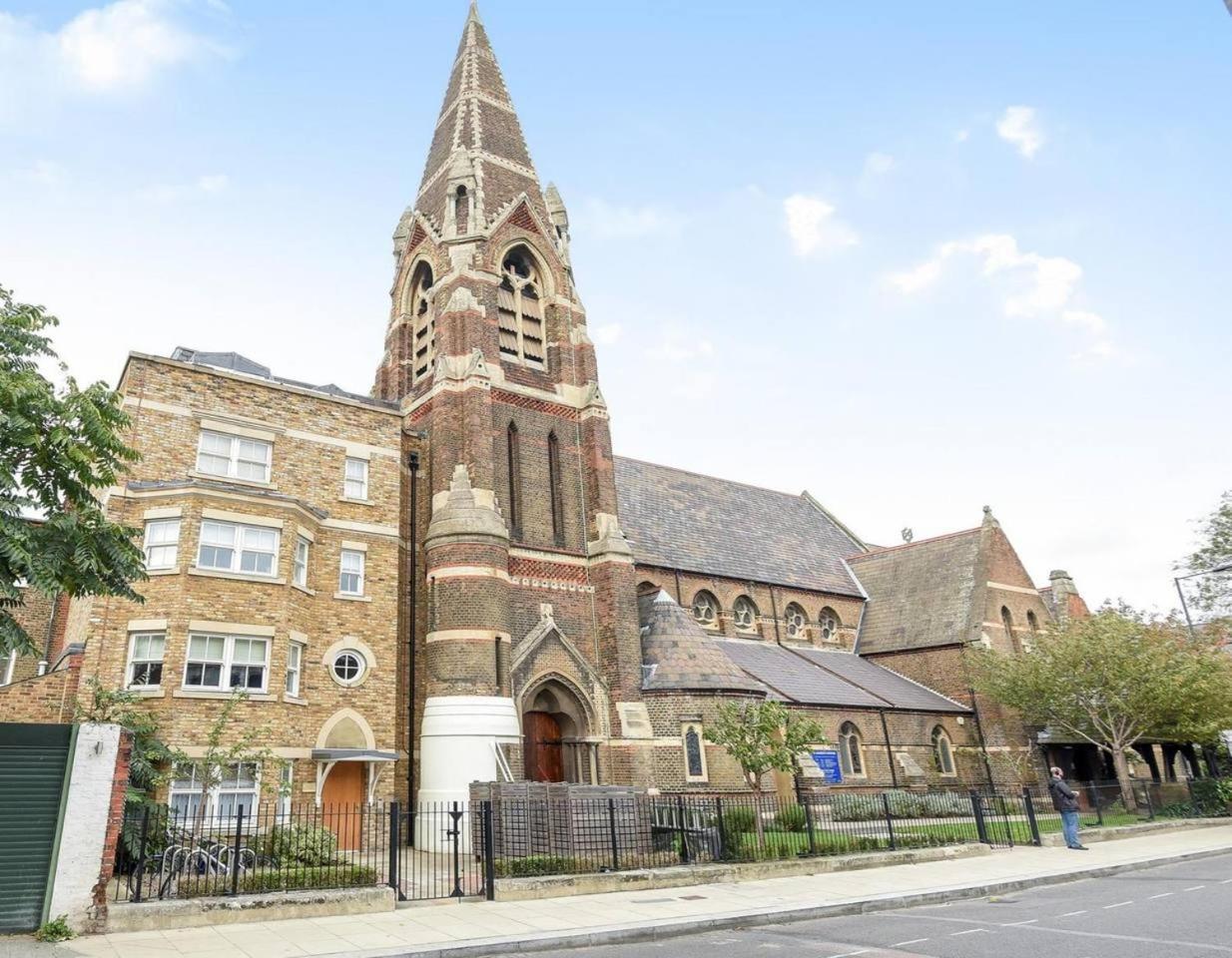 Modern Luxury Apartment, Sleeps Five, Barons Court * London