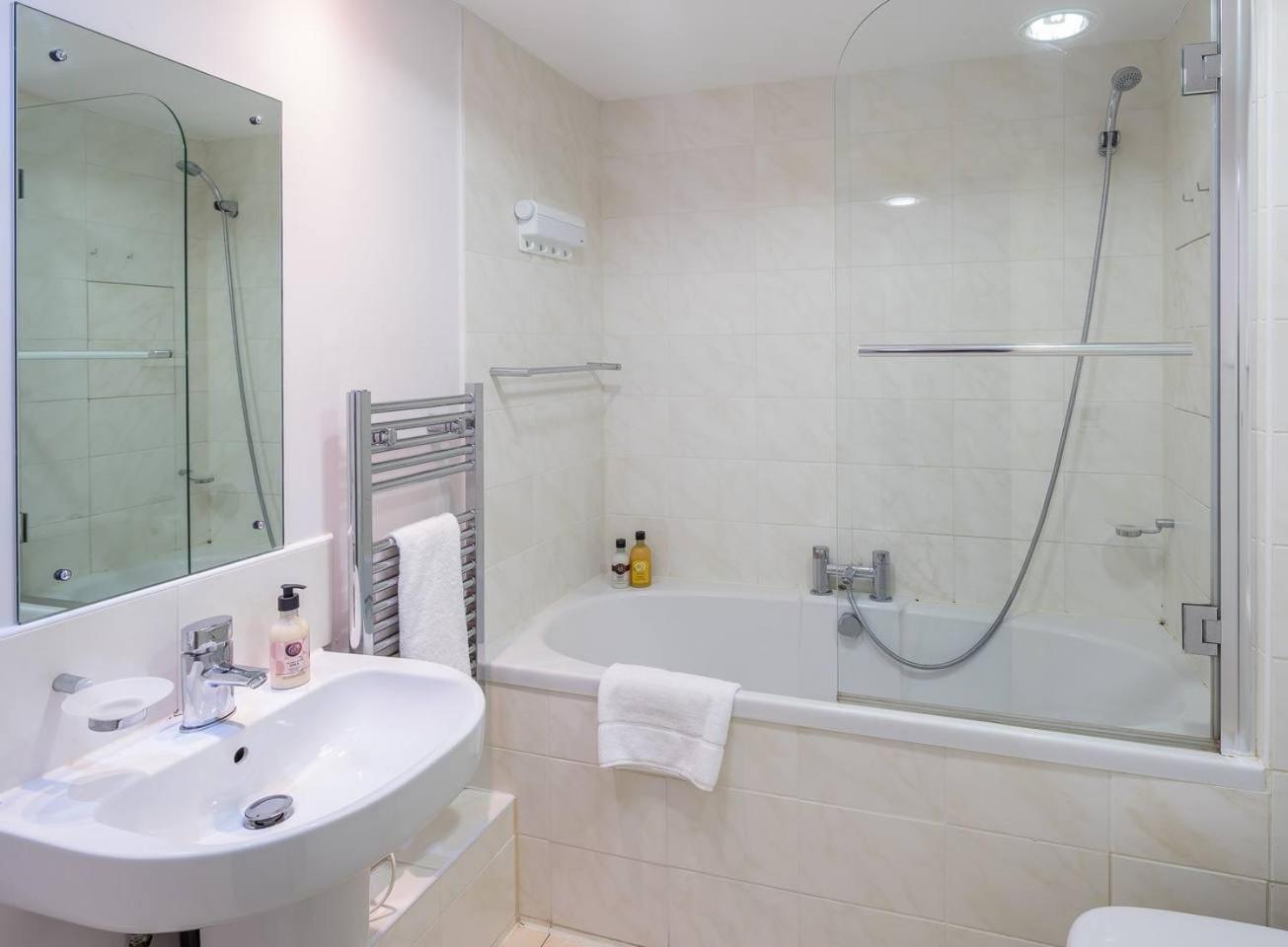 Modern Luxury Apartment, Sleeps Five, Barons Court Apartment London