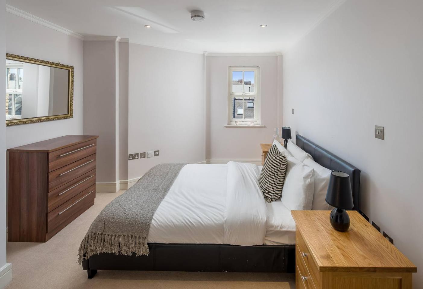 Apartment Modern Luxury Apartment, Sleeps Five, Barons Court London