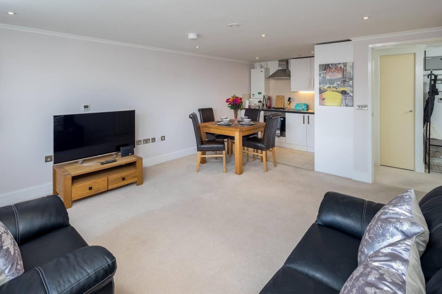 Modern Luxury Apartment, Sleeps Five, Barons Court London