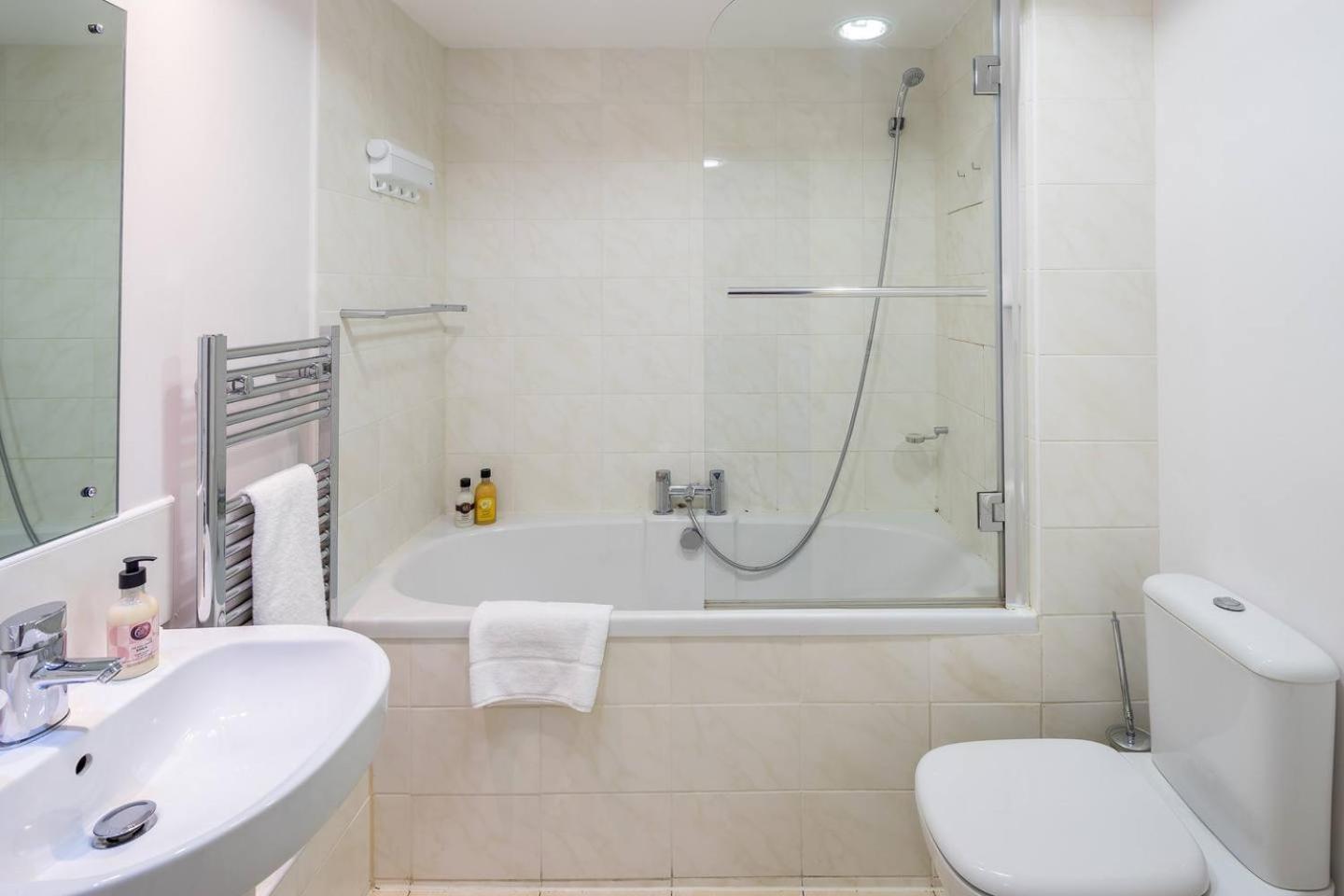Modern Luxury Apartment, Sleeps Five, Barons Court * London