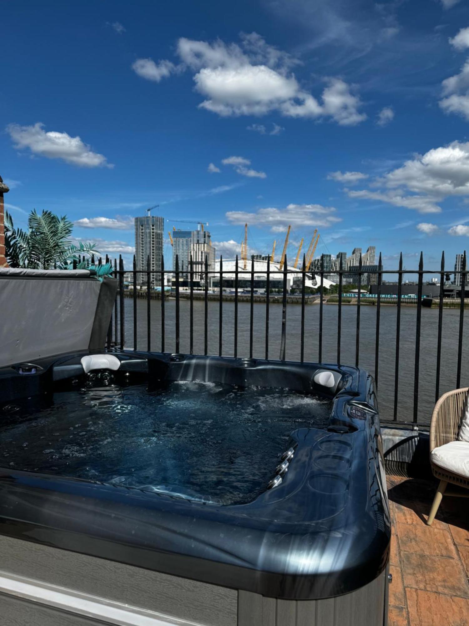 3 X Bedroom Riverside Flat With Hot Tub On Roof Terrace Apartment *