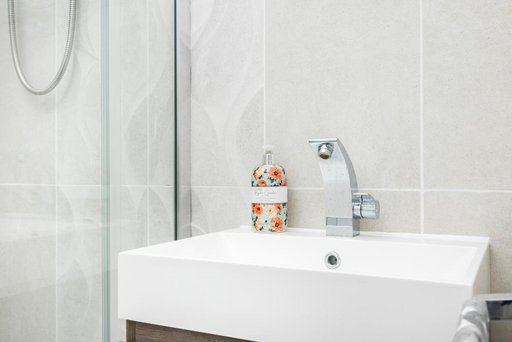 Modern 1 Bedroom Near Kensington High Street Lejlighed