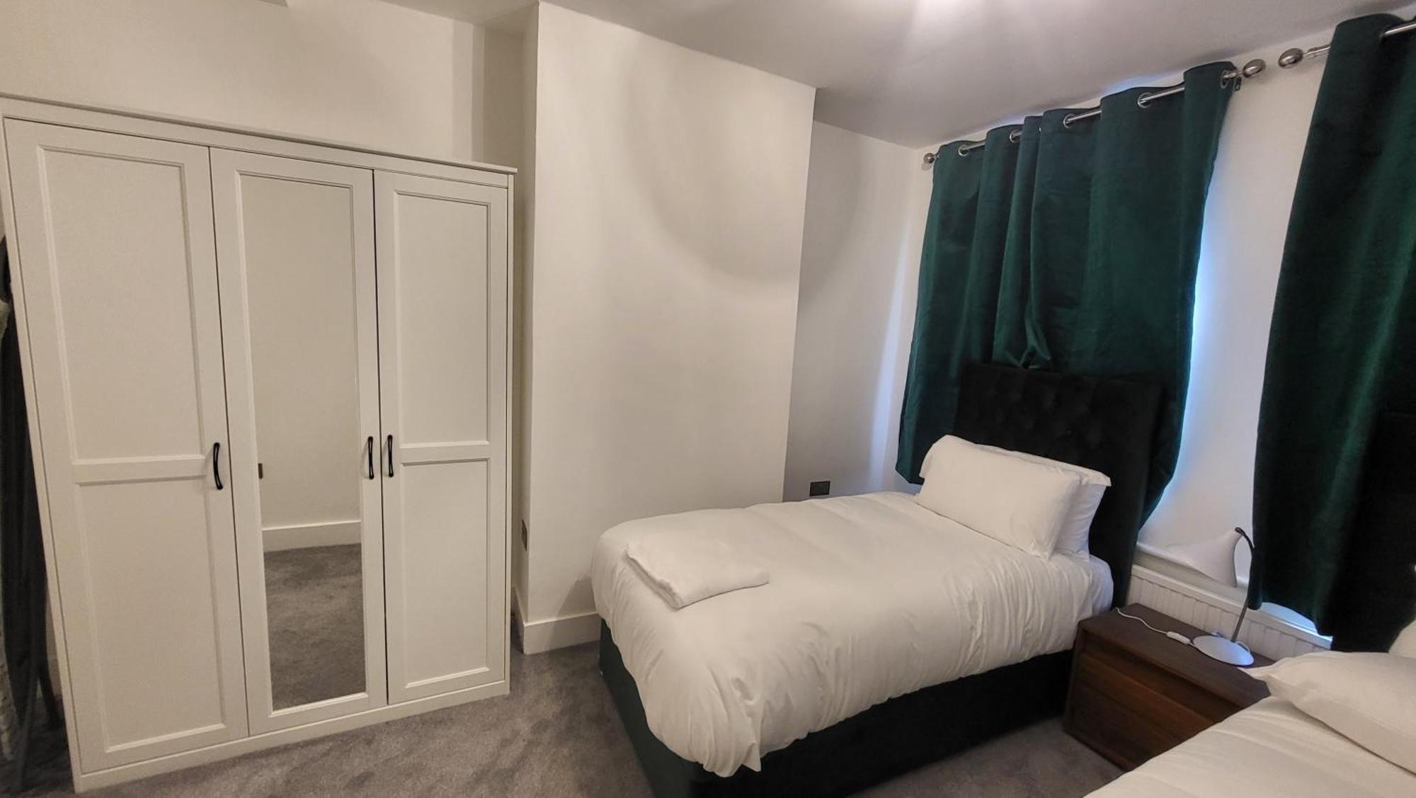 Garland Spacious 4 Bedroom House With Garden And Parking Apartment