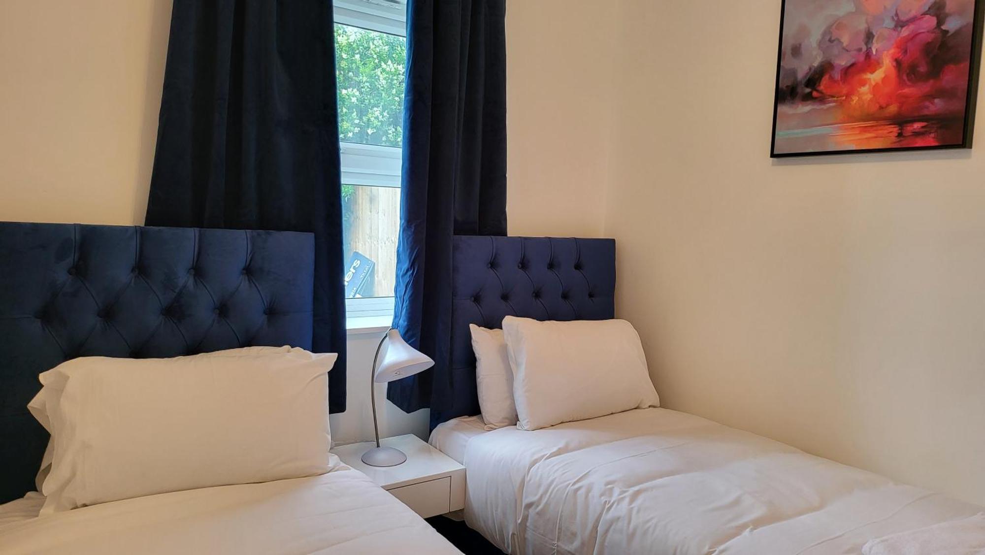 Apartment Garland Spacious 4 Bedroom House With Garden And Parking