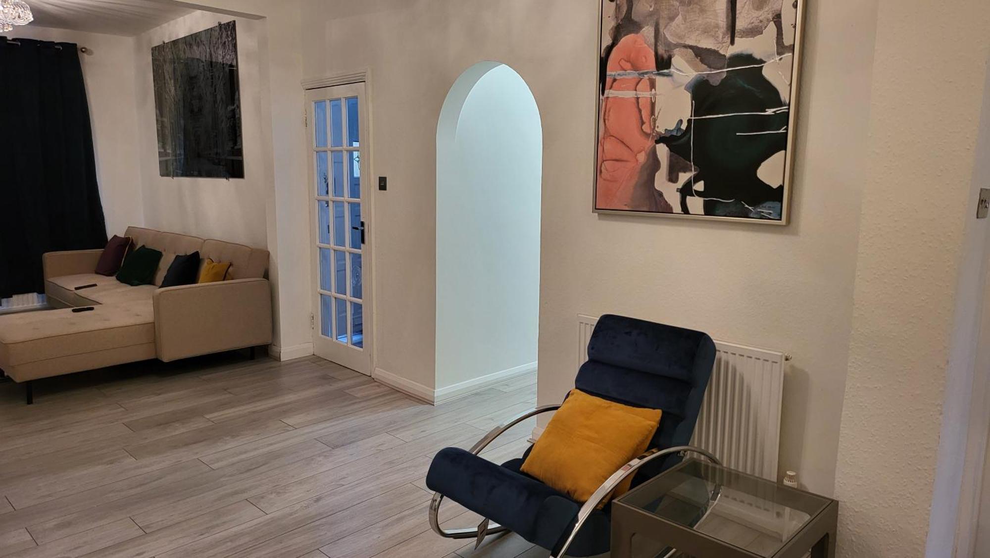 Garland Spacious 4 Bedroom House With Garden And Parking London