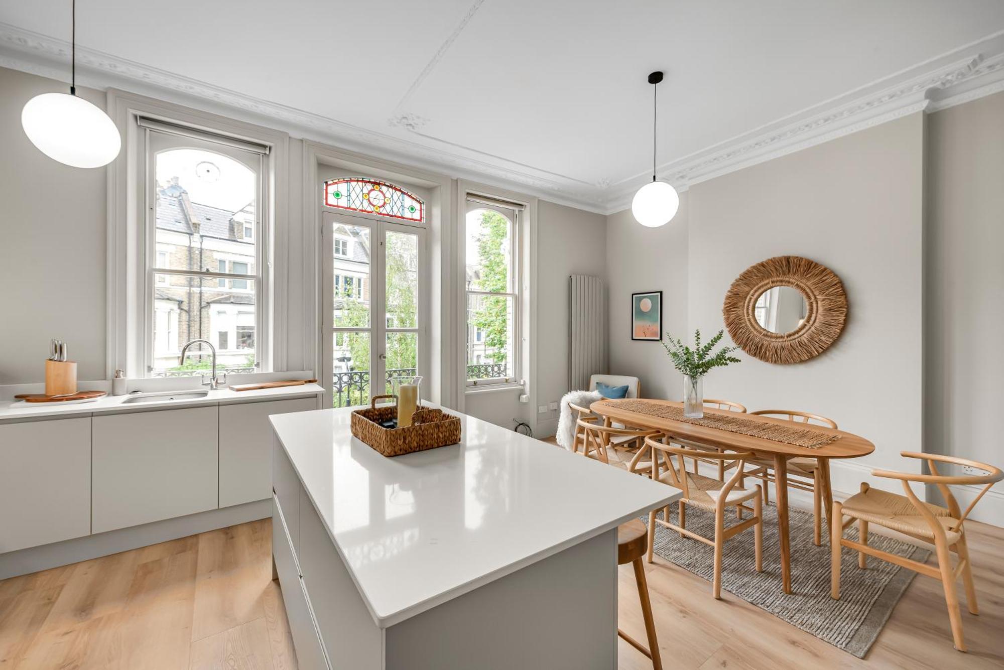 Luxury 3 Bed With Balcony In Kensington Olympia * Londra
