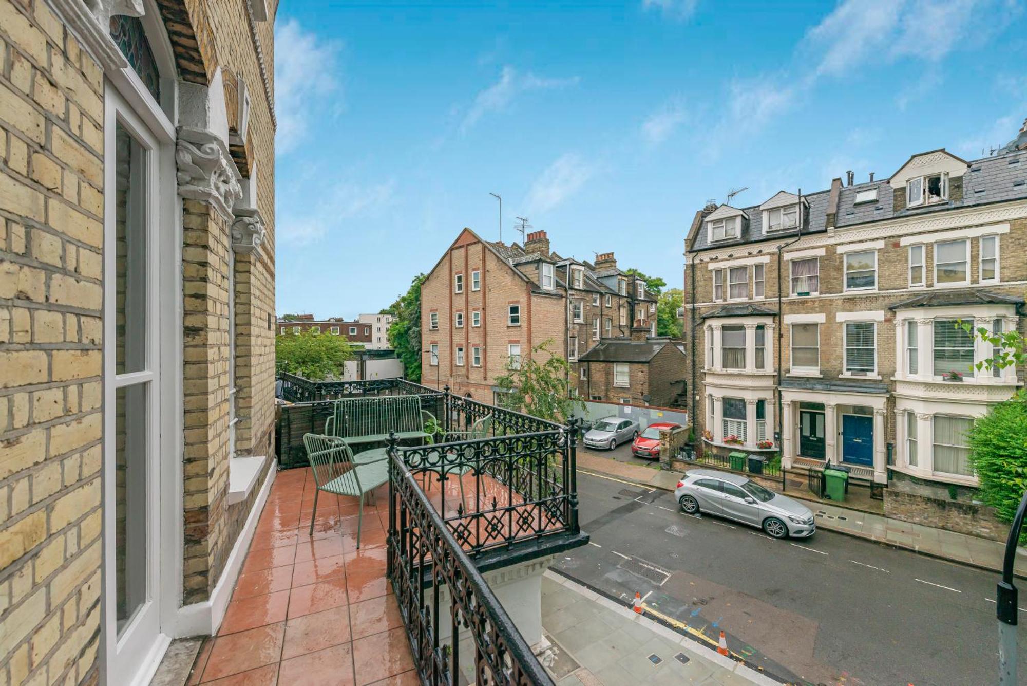 Luxury 3 Bed With Balcony In Kensington Olympia Londra