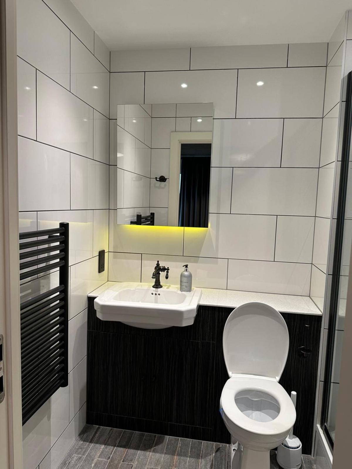 Stylish Two Bedroom Apartment! * London