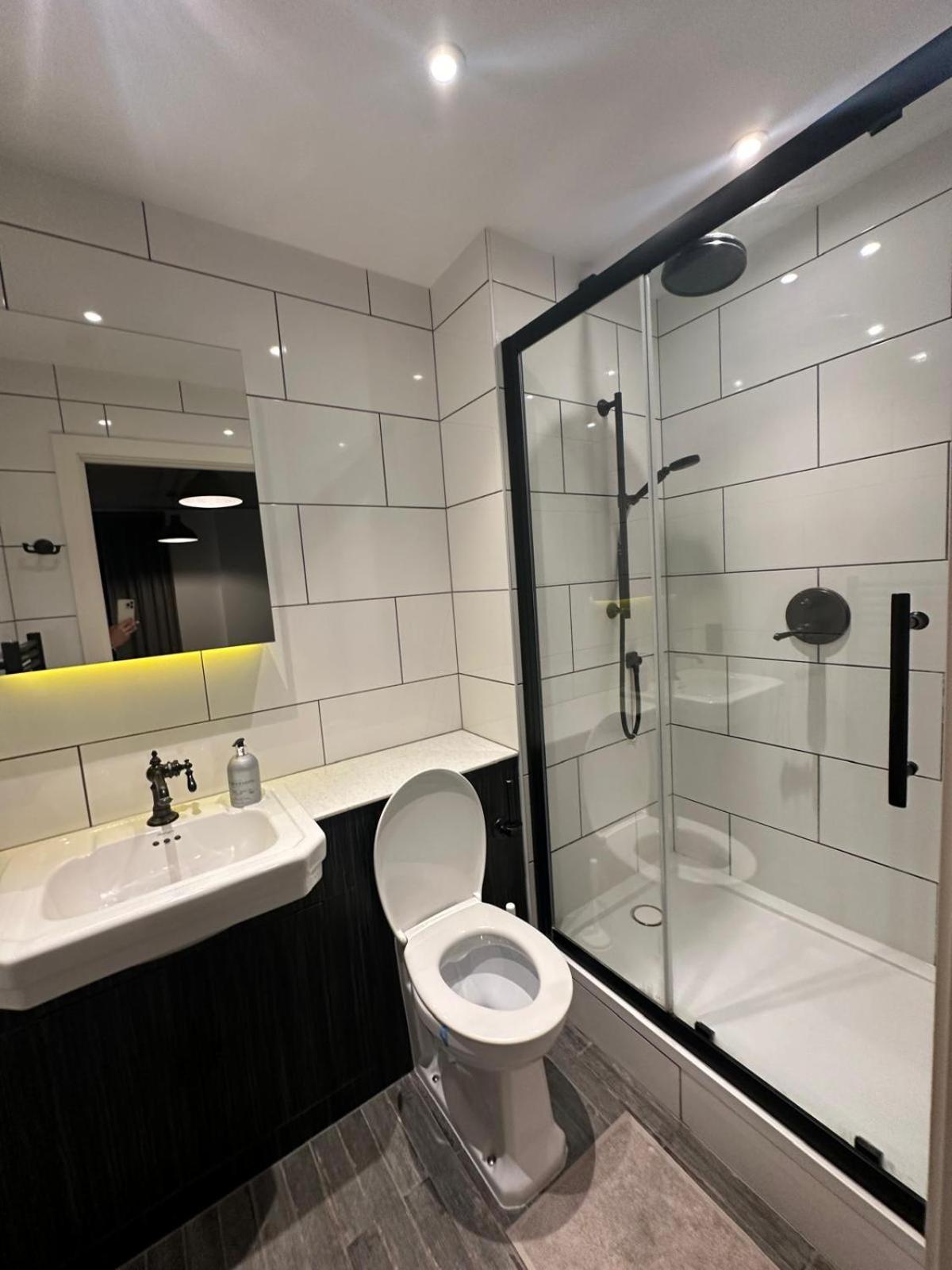 Stylish Two Bedroom Apartment! Apartment London