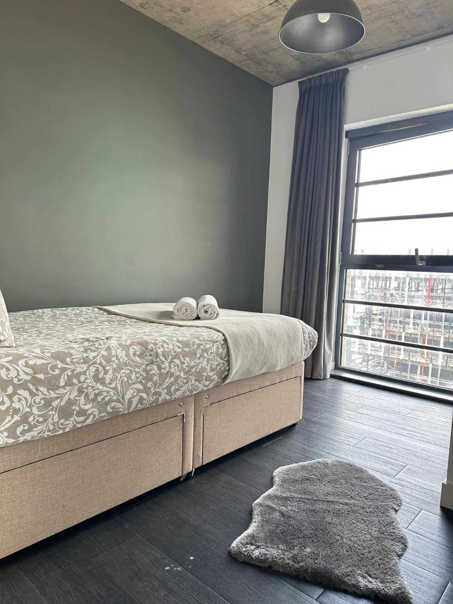 Apartment Stylish Two Bedroom Apartment! London