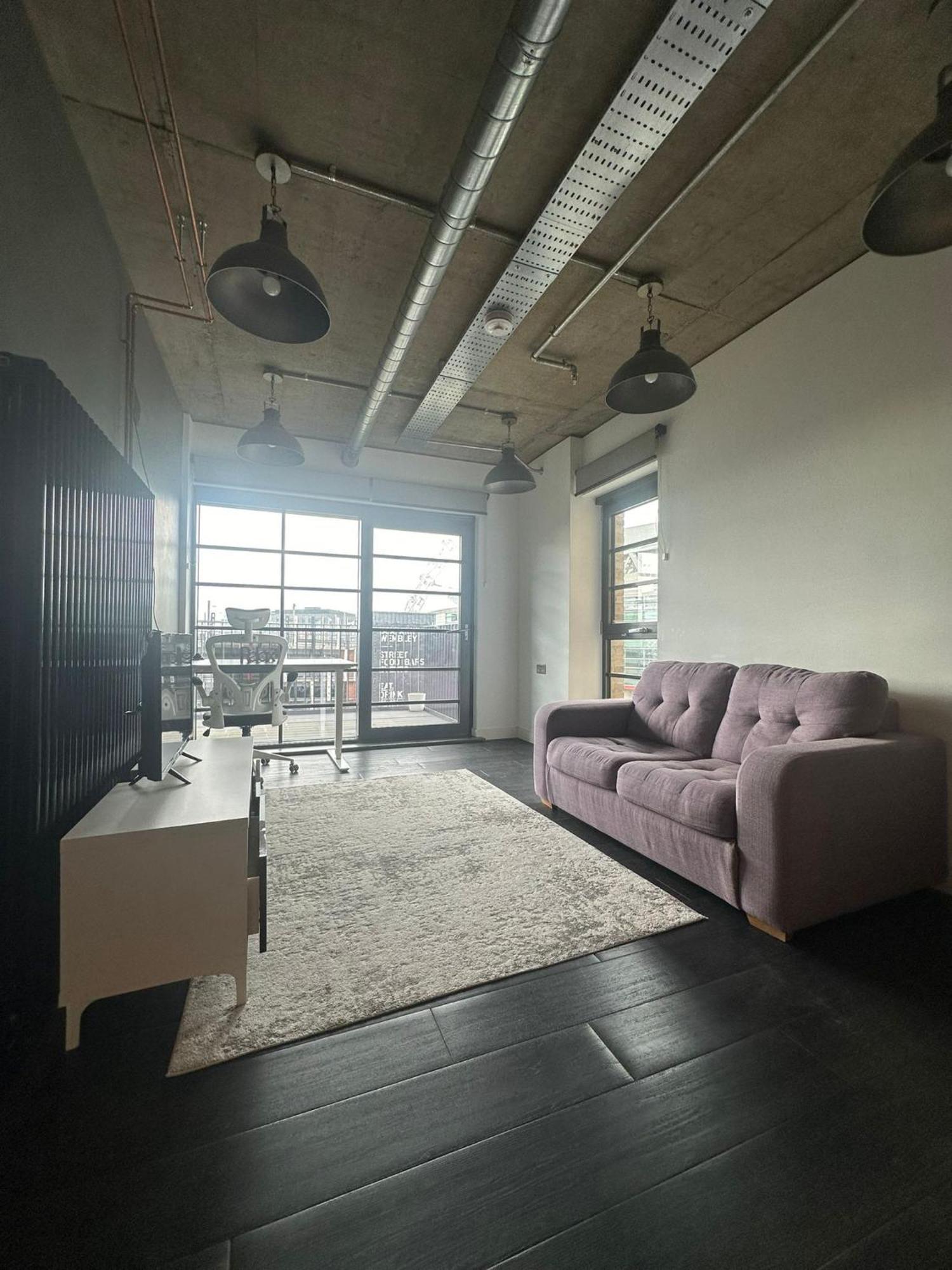Stylish Two Bedroom Apartment! London