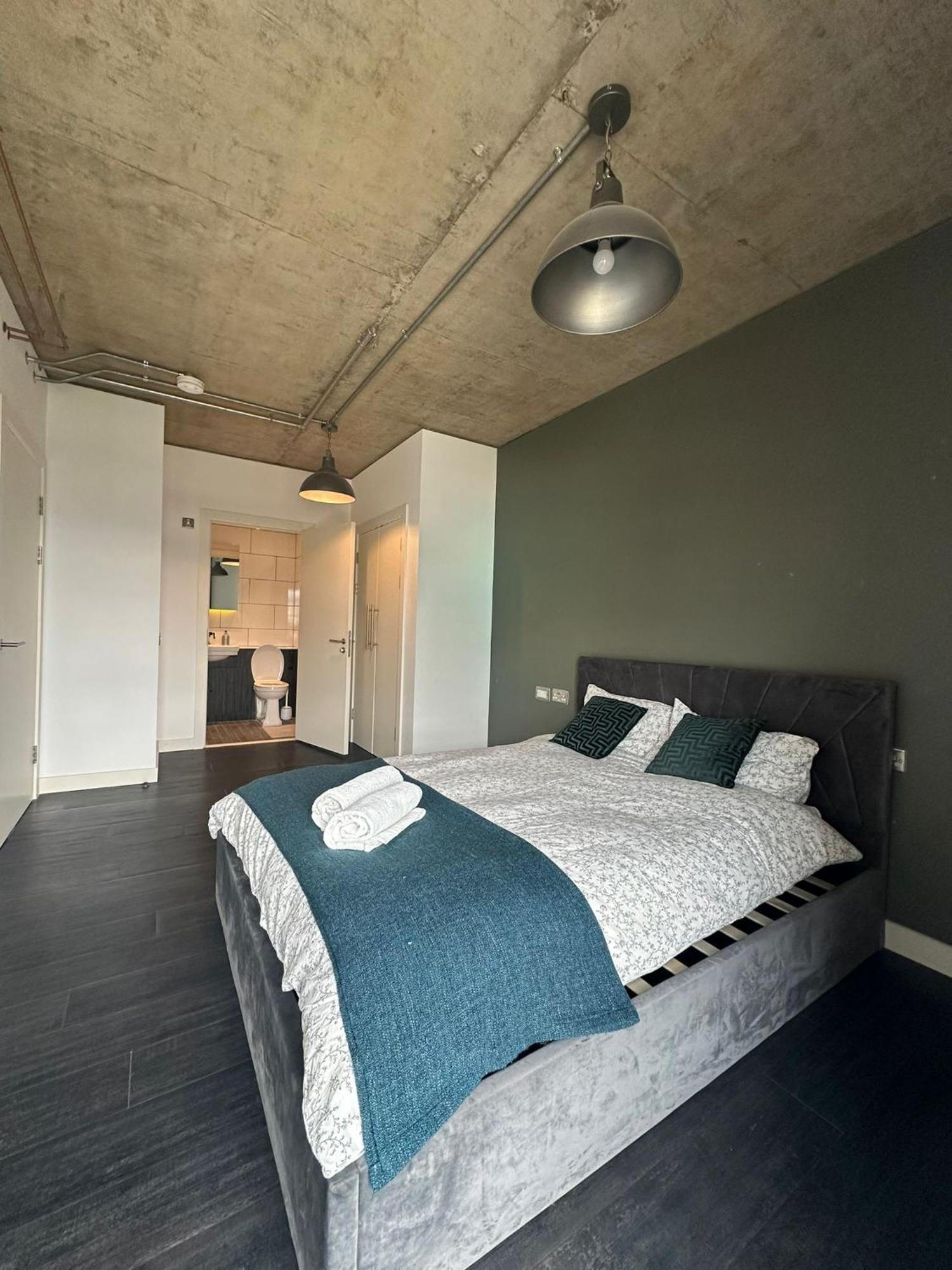 Apartment Stylish Two Bedroom Apartment!