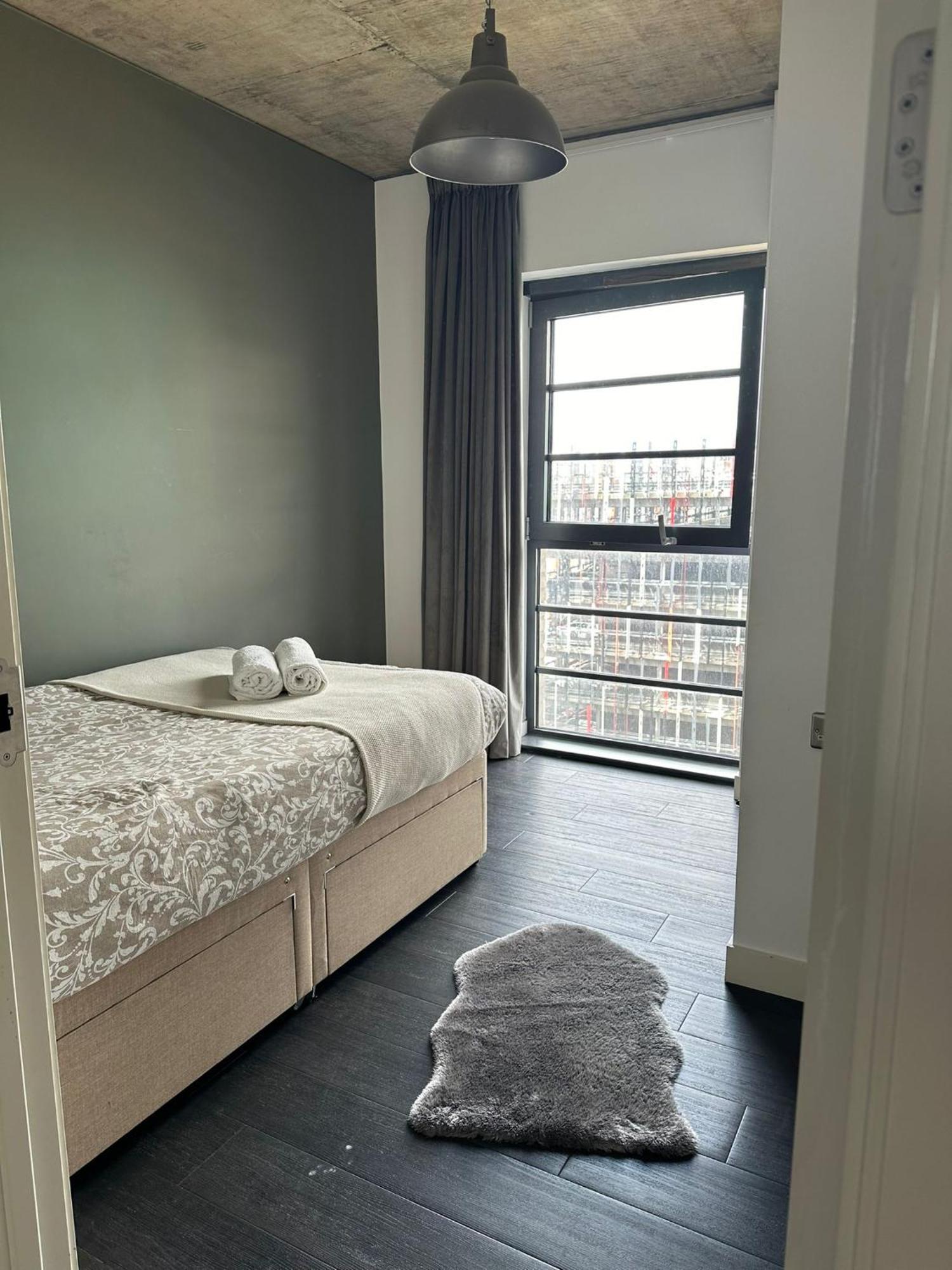 Stylish Two Bedroom Apartment! Apartment London