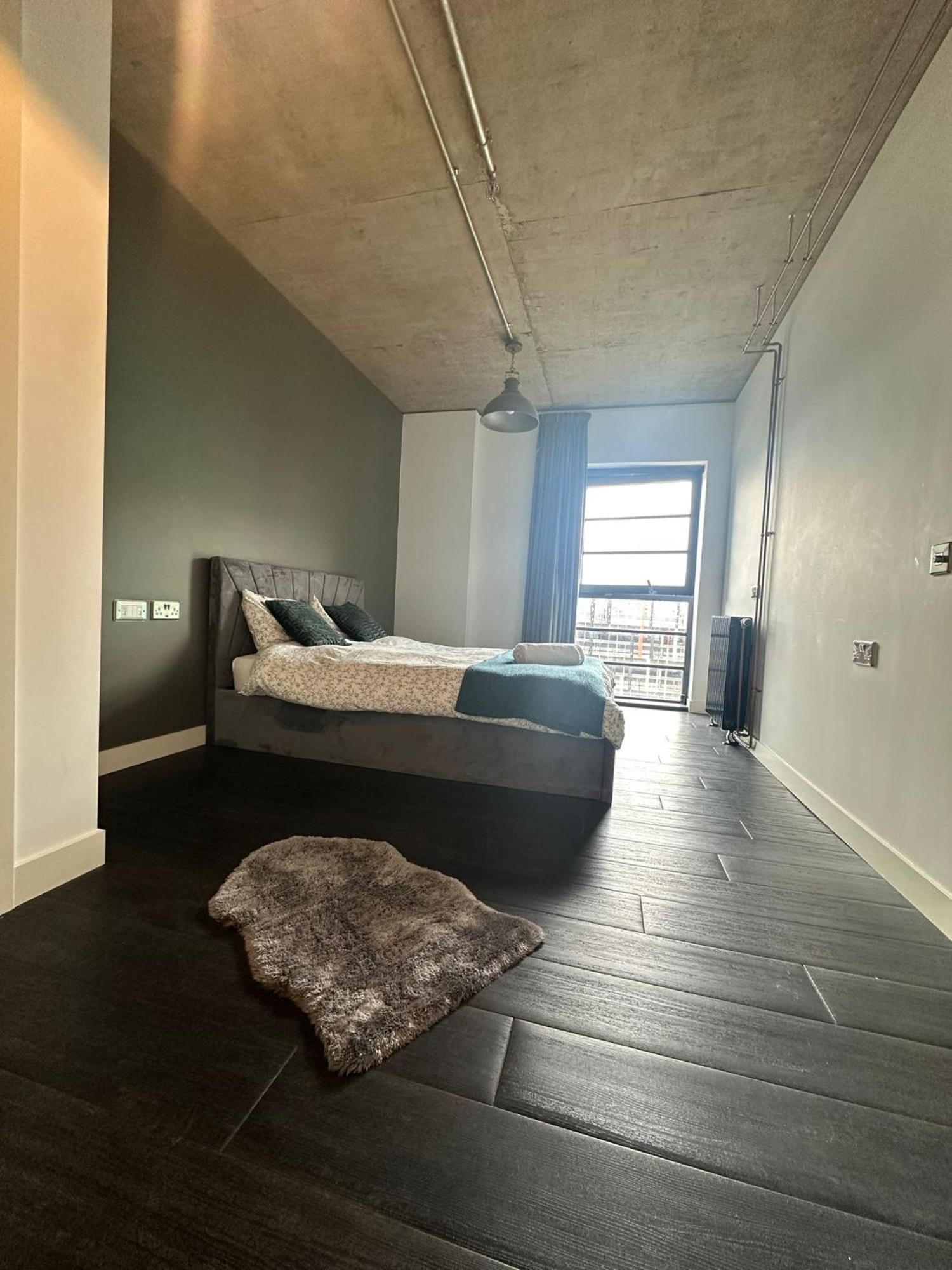 Stylish Two Bedroom Apartment! * London
