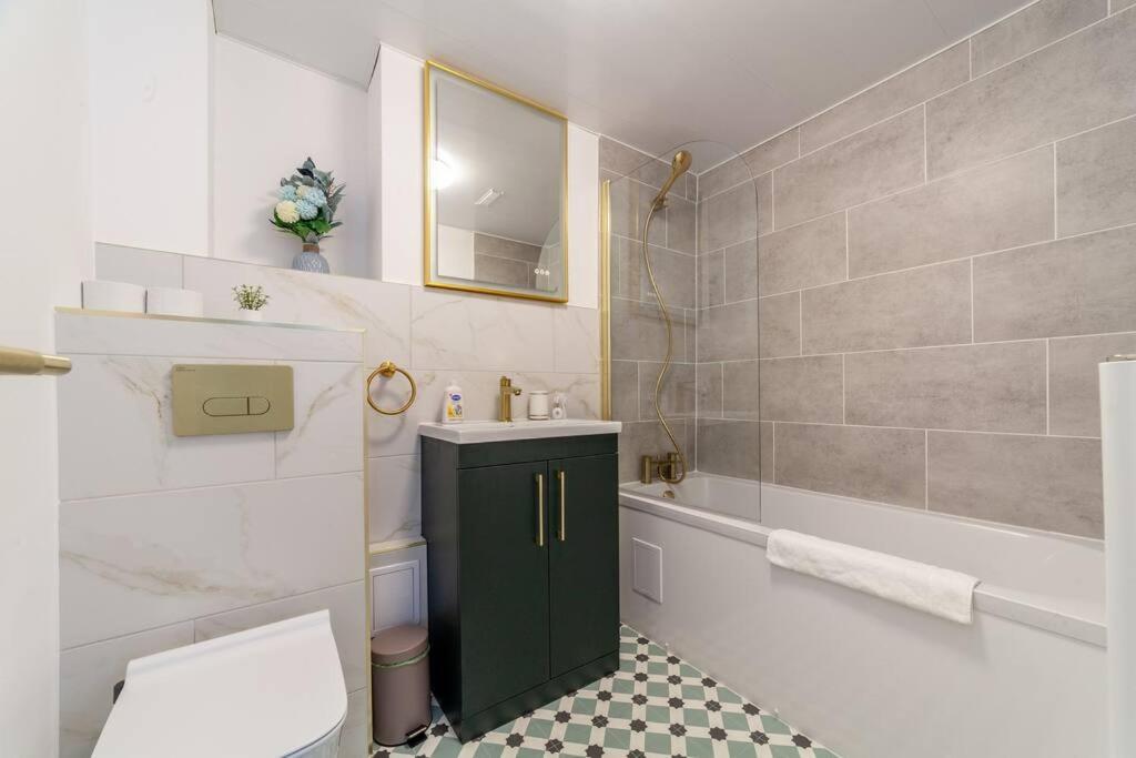 Lux 3-bed With Patio In Lägenhet