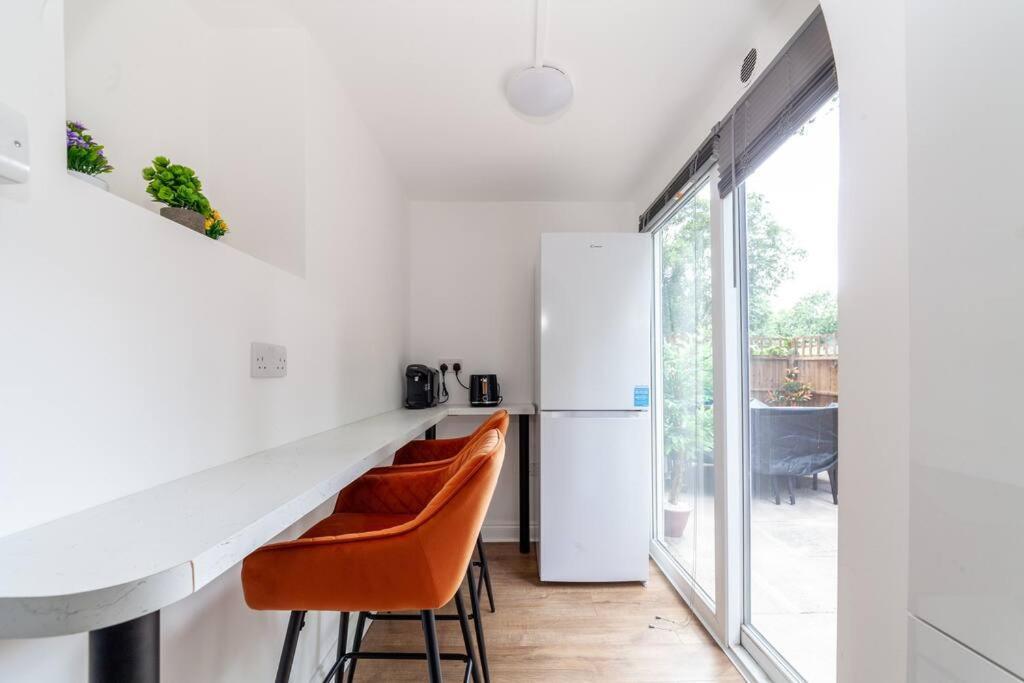 Lux 3-bed With Patio In Lägenhet London