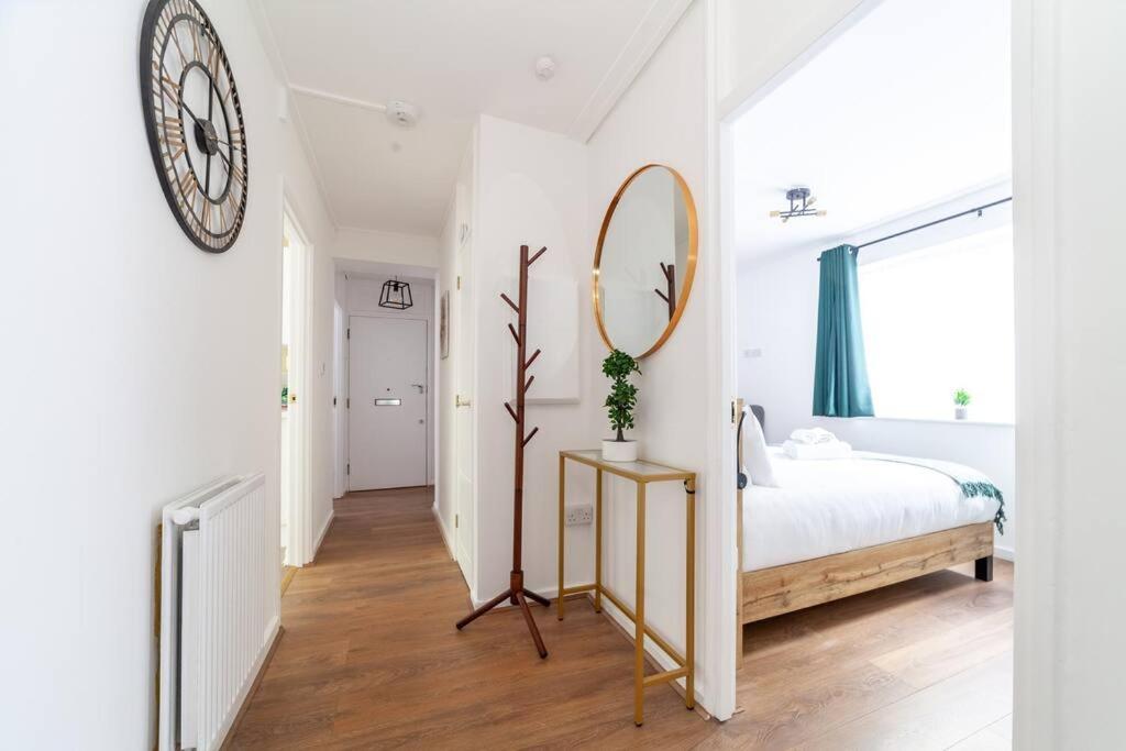 Lux 3-bed With Patio In Lägenhet London