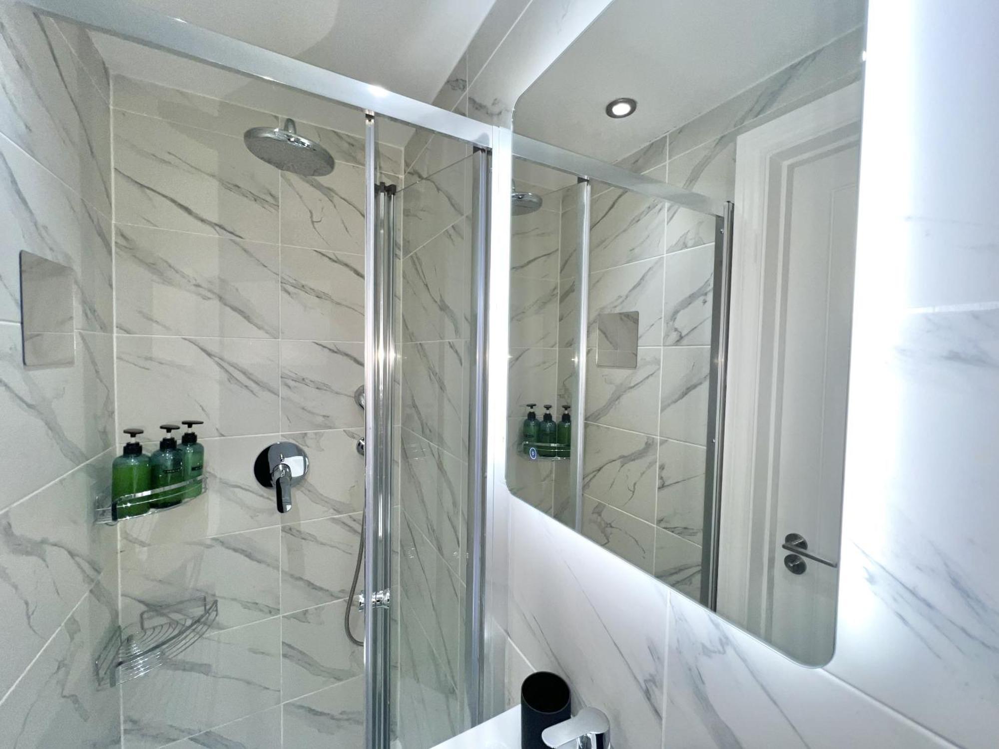 Vakantiehuis Three Bedroom By Dashh Short Lets & Serviced In Shepherds Bush Sleeps 9 With Free Wifi