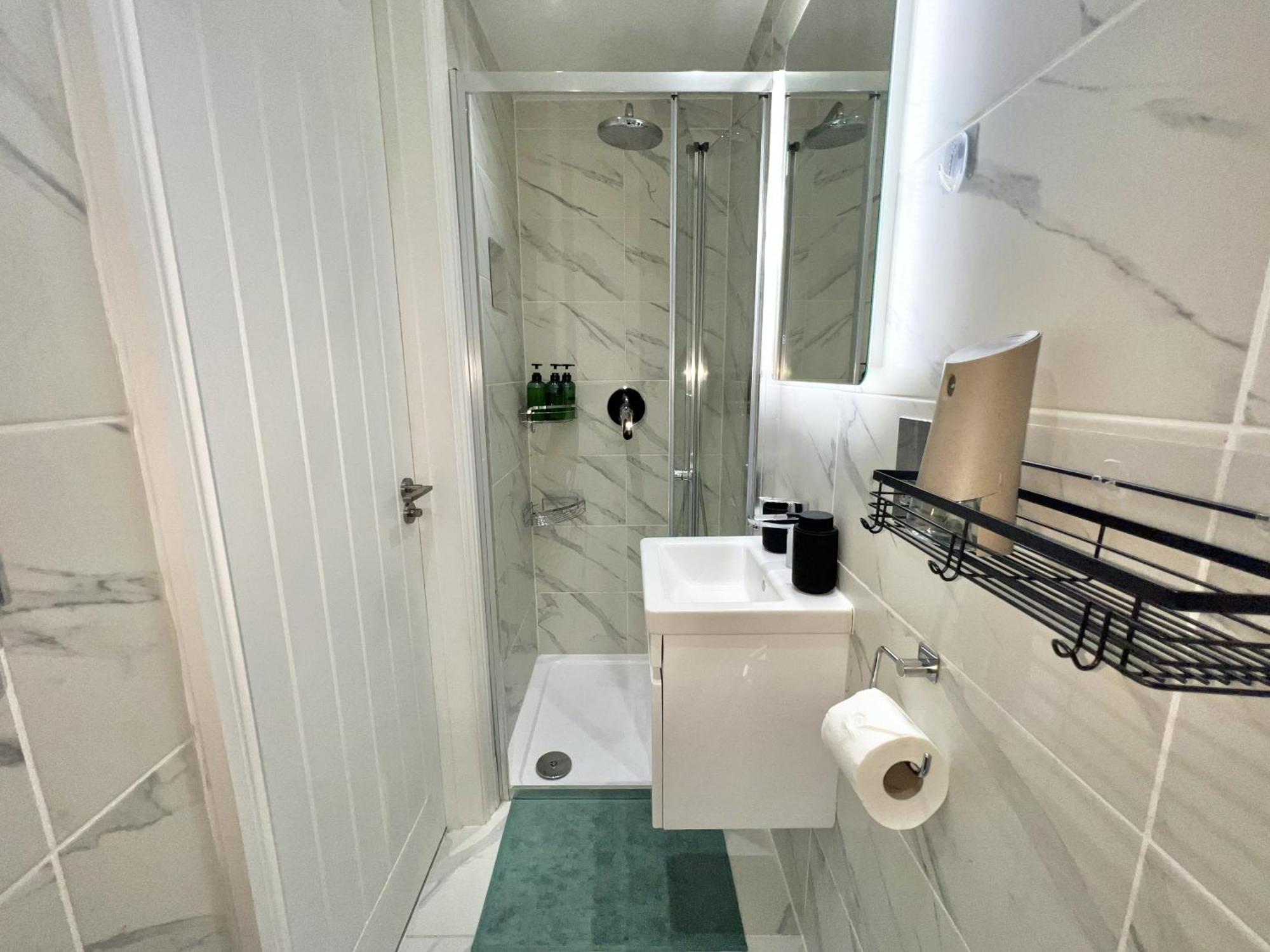 Three Bedroom By Dashh Short Lets & Serviced In Shepherds Bush Sleeps 9 With Free Wifi *