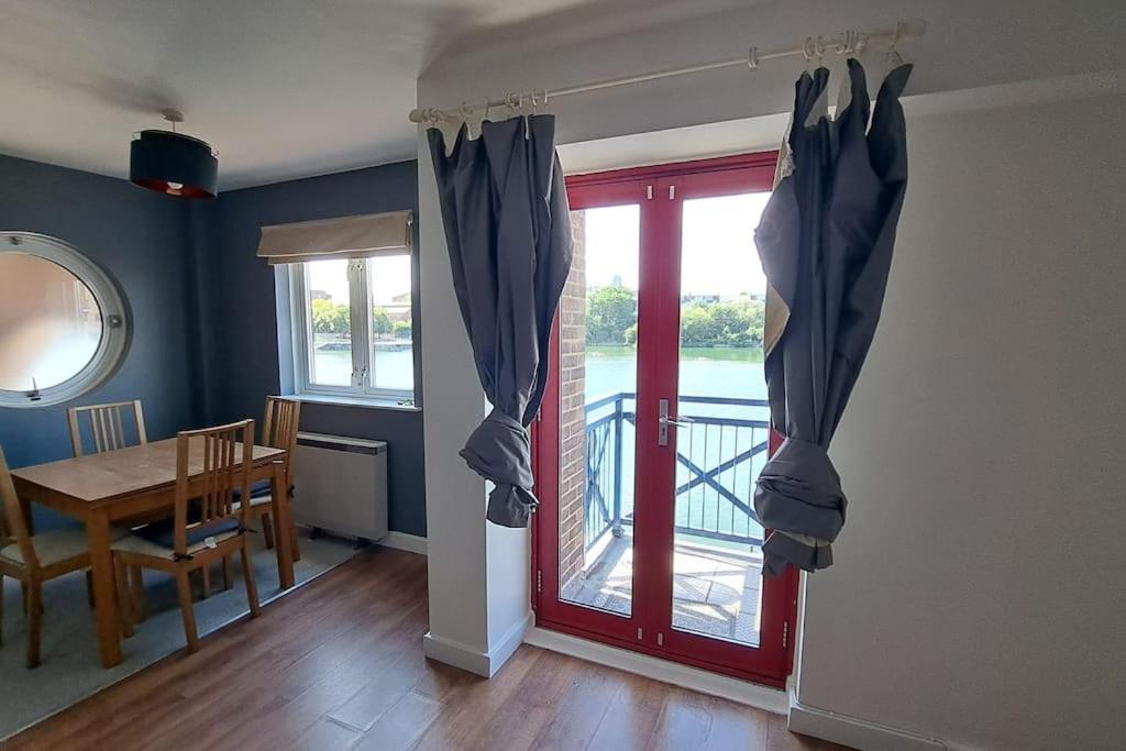 Wapping 700sqft 2 Bedroom - South Facing Dockside Views - Secure Parking Londen