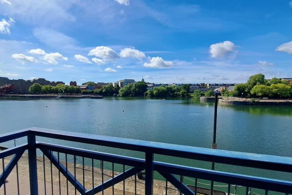 Wapping 700sqft 2 Bedroom - South Facing Dockside Views - Secure Parking Appartement Londen