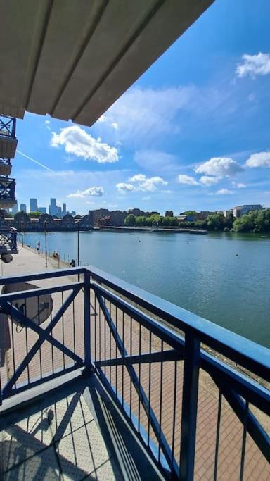 Wapping 700sqft 2 Bedroom - South Facing Dockside Views - Secure Parking * Londen