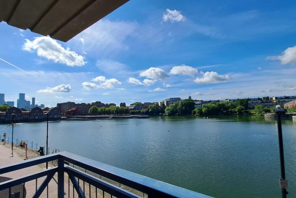 Wapping 700sqft 2 Bedroom - South Facing Dockside Views - Secure Parking Appartement *