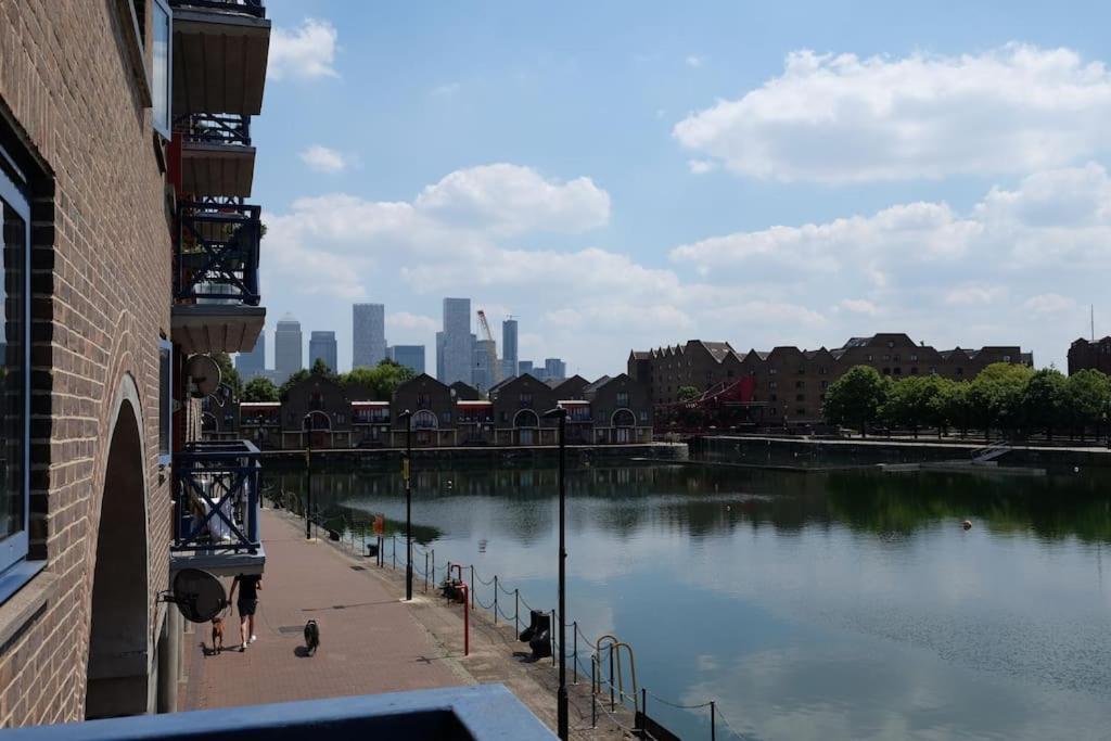 Wapping 700sqft 2 Bedroom - South Facing Dockside Views - Secure Parking Appartement *