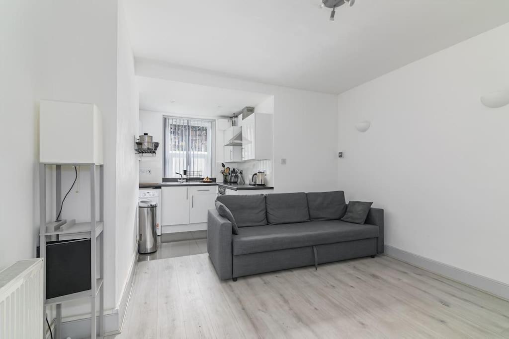 One Bed Flat In Chiswick * Londen