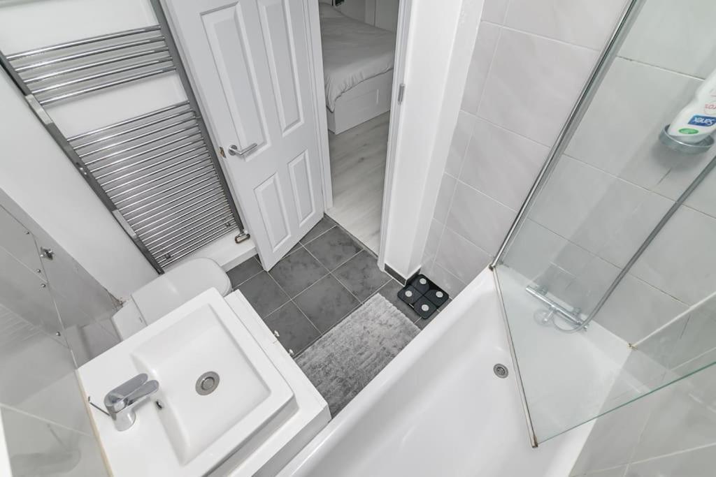 One Bed Flat In Chiswick Appartement Londen