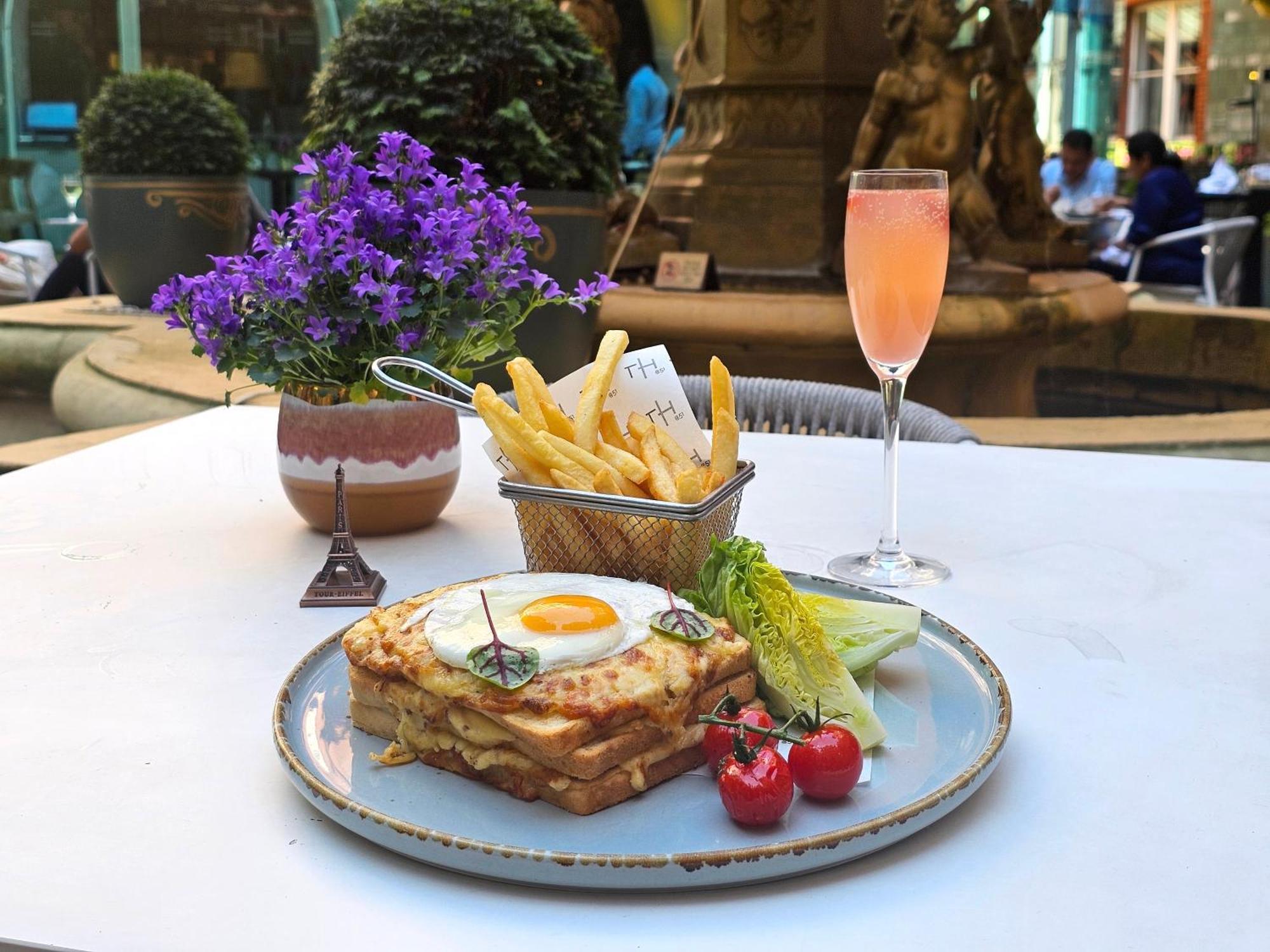 Hotel St. James' Court, A Taj Hotel, 4*
