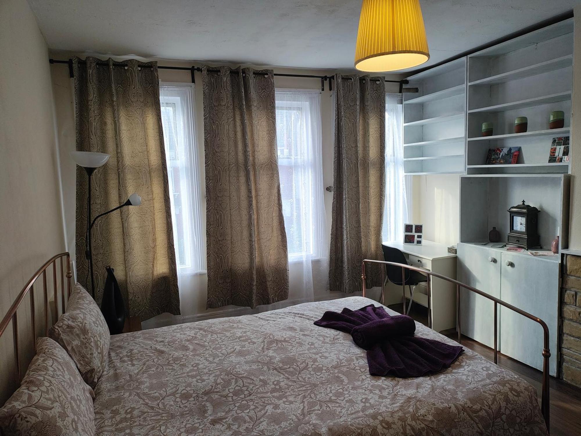 Gasthof Elegant King Bed Get Away London