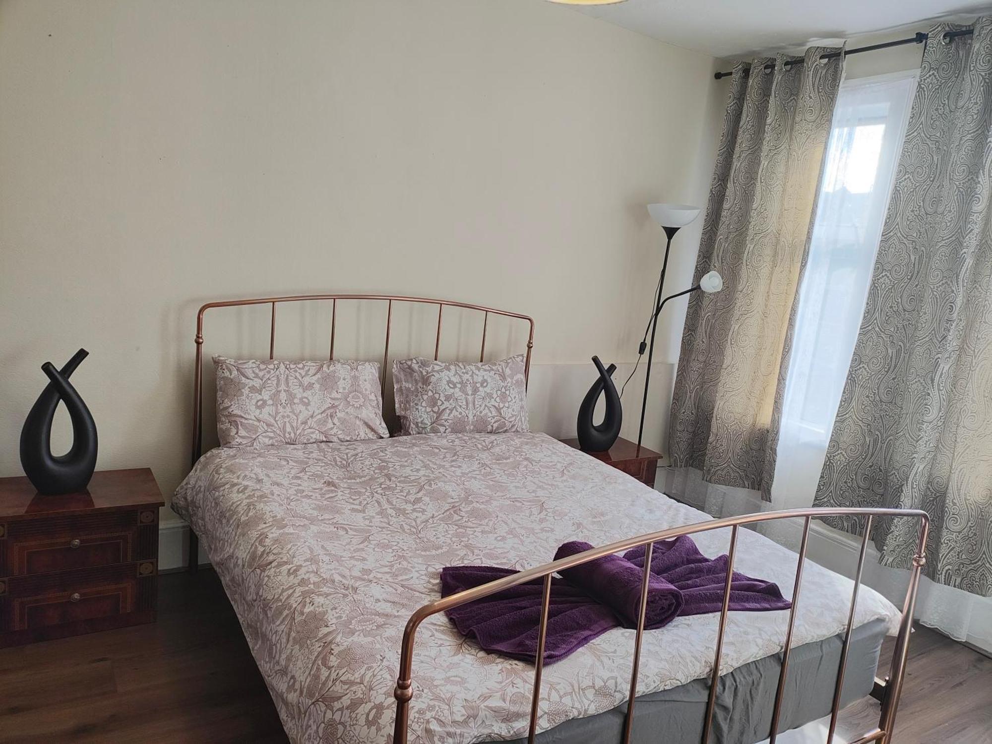 Elegant King Bed Get Away Gasthof
