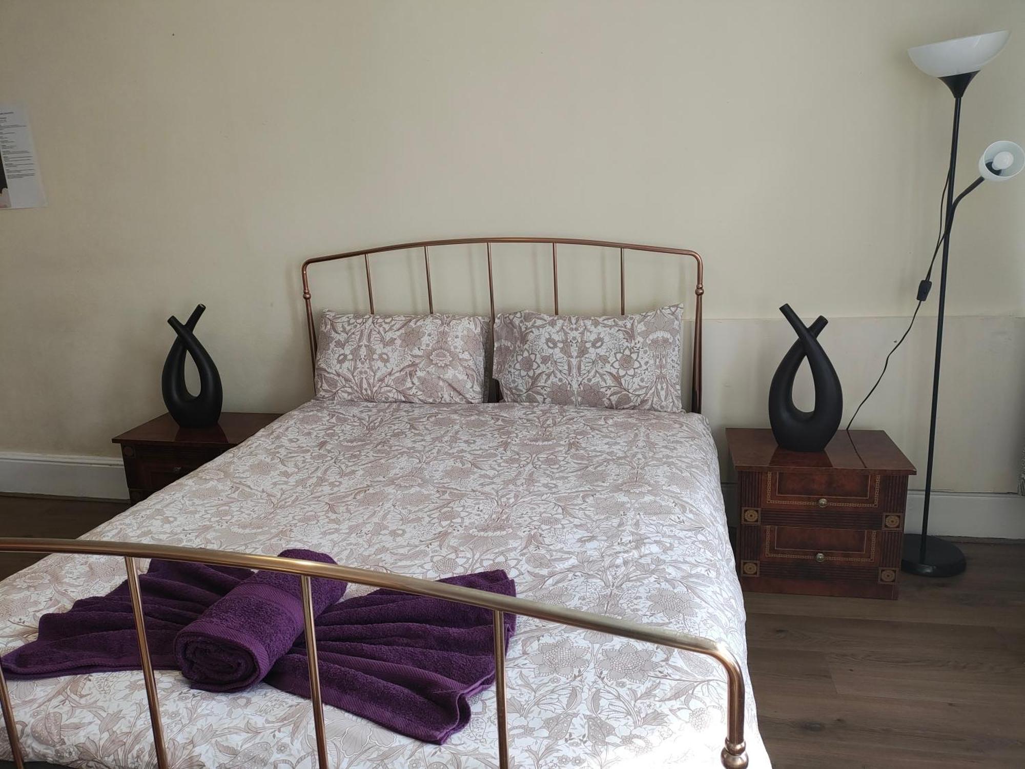 Gasthof Elegant King Bed Get Away London