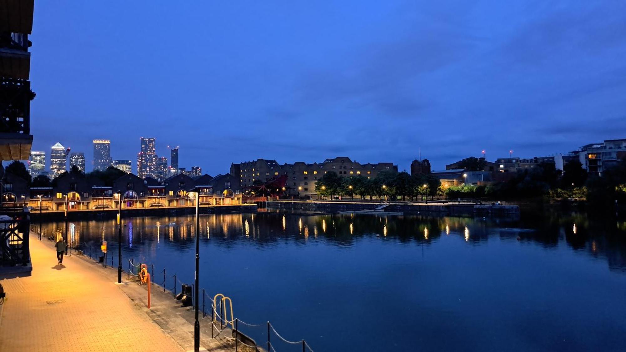 Wapping 700sqft 2 Bedroom - South Facing Dockside Views - Secure Parking Appartement Londen
