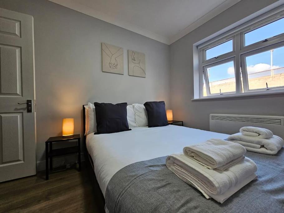Shepherd's Bush Modern Flat * London