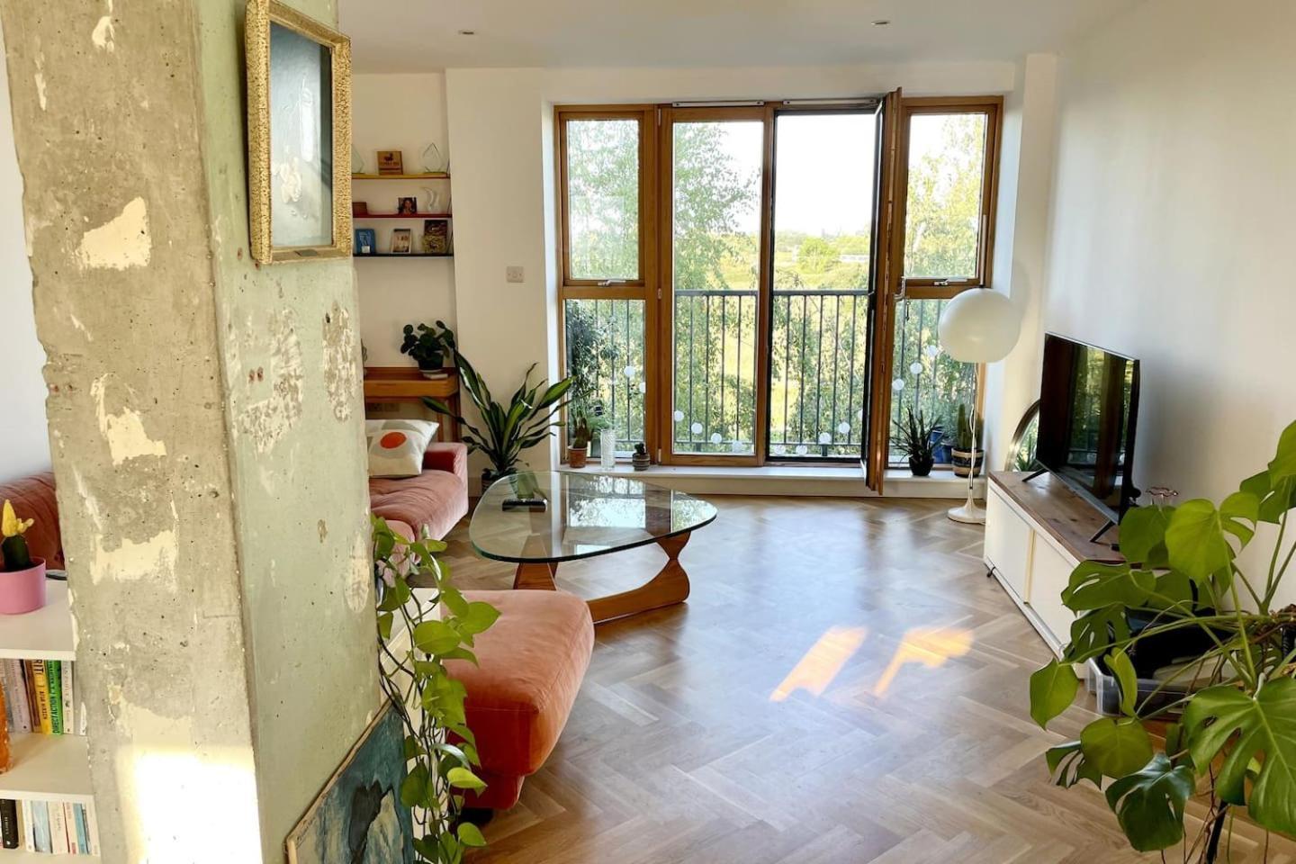 Idyllic Flat Over River Lea Londres