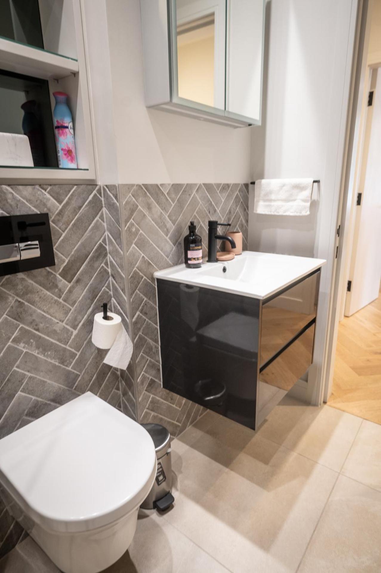 Bright, Modern One Bedroom On 1st Floor Apartment