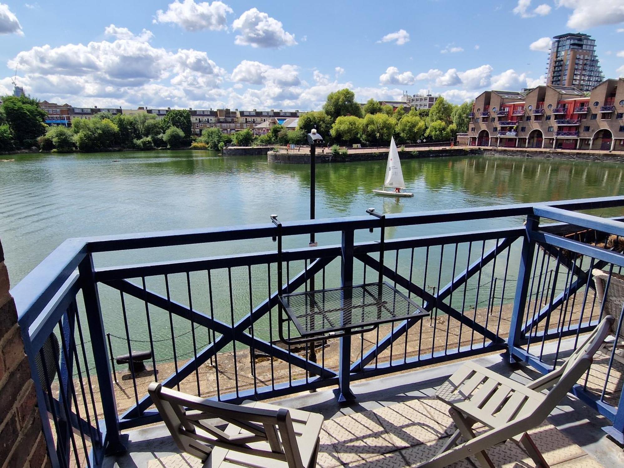 Wapping 700sqft 2 Bedroom - South Facing Dockside Views - Secure Parking Appartement Londen