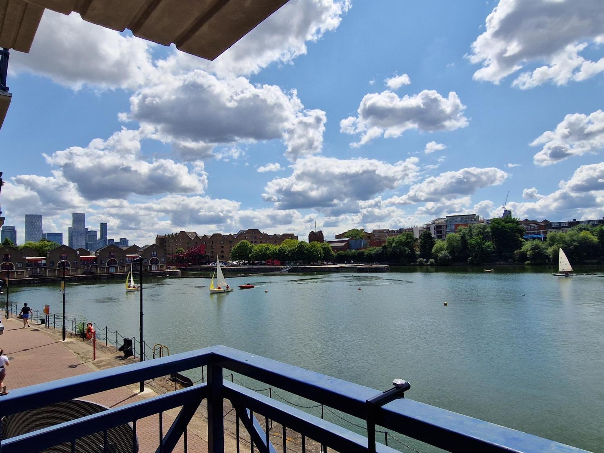 Wapping 700sqft 2 Bedroom - South Facing Dockside Views - Secure Parking Appartement Londen