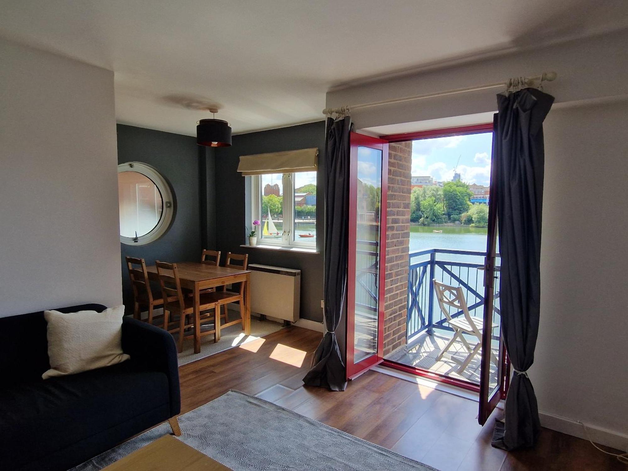 Wapping 700sqft 2 Bedroom - South Facing Dockside Views - Secure Parking Londen