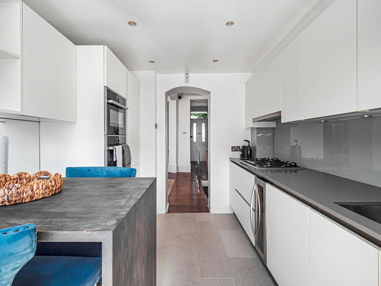 Stylish Maisonette Pass The Keys Londen