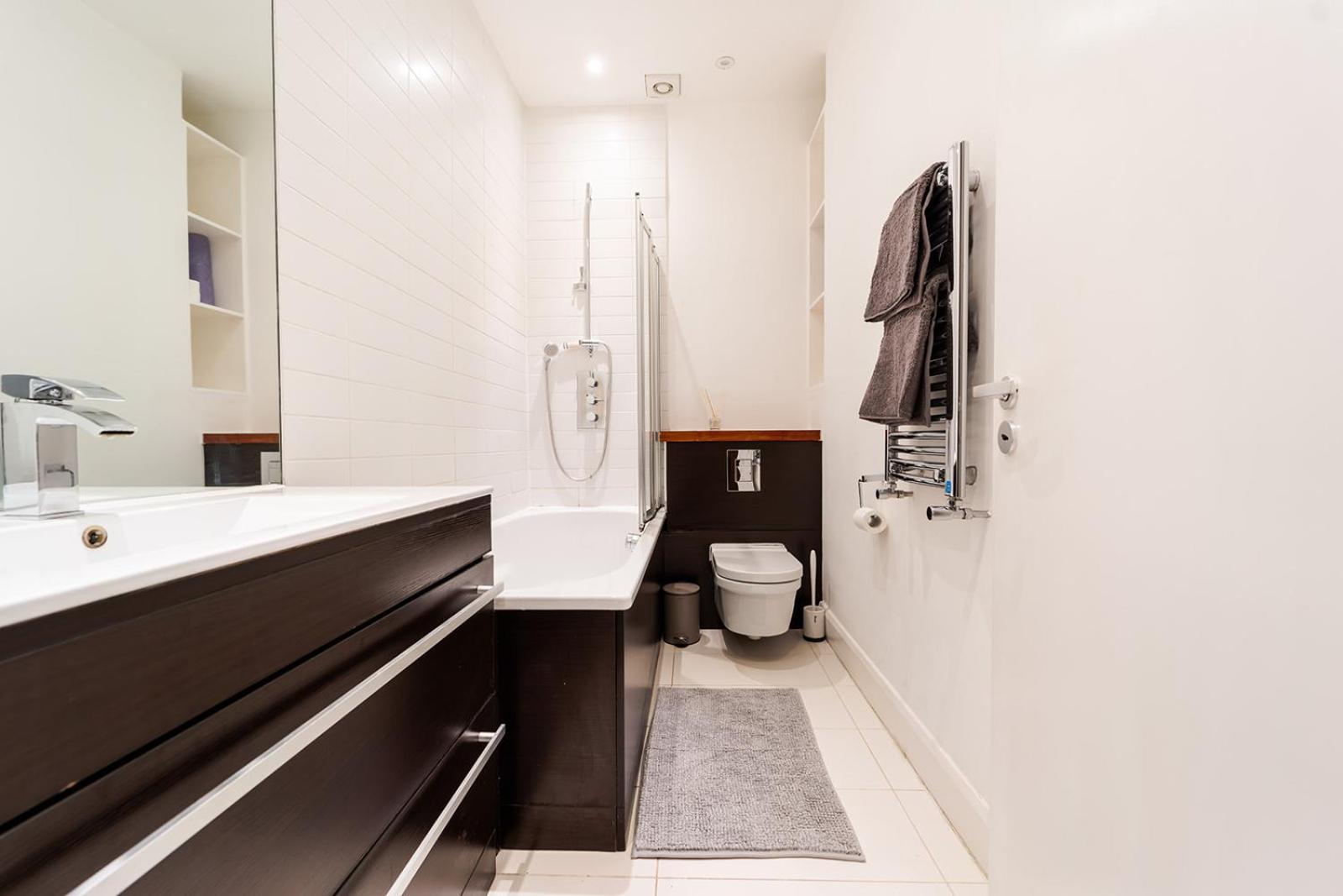 Spacious With A Balcony In Prime Location In Farringdon Londra